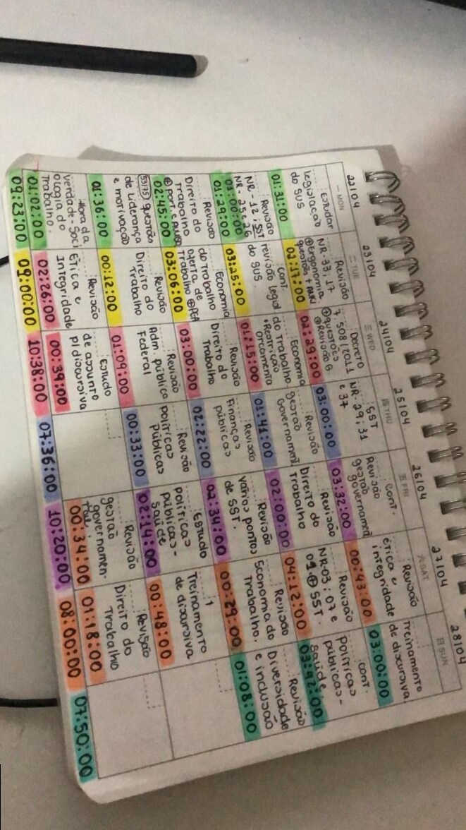 🎻 👗 

The Secret To Staying Productive And Inspired This Year